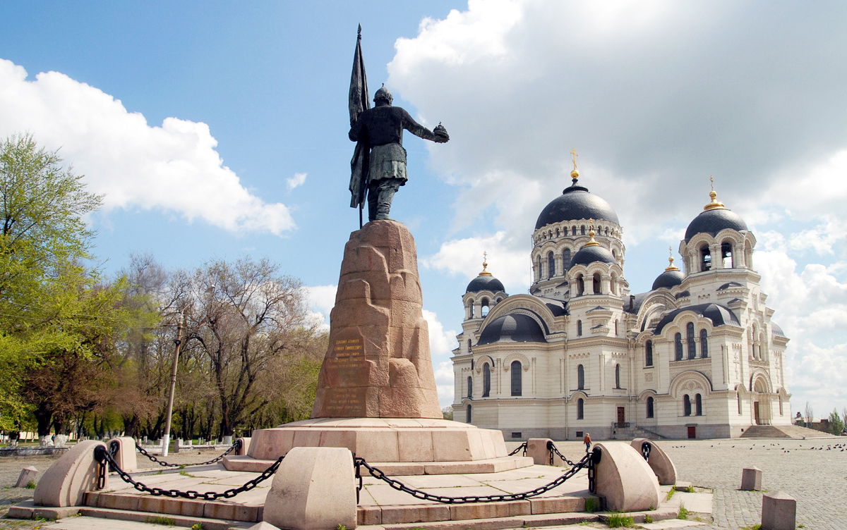 Новочеркасске, возле храма