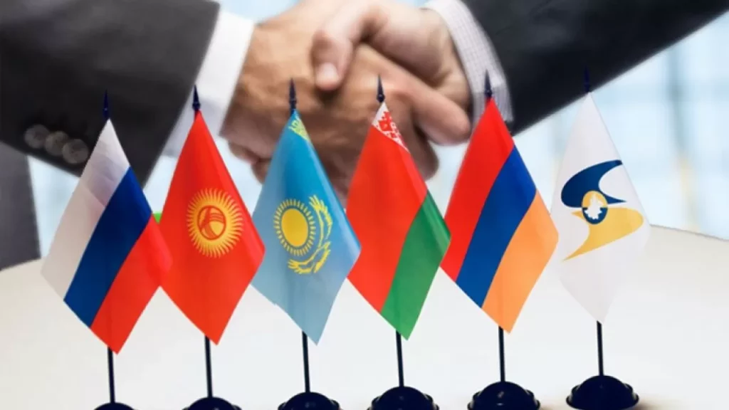 Минфин уточнил, как происходит расчет НДС, когда госконтракт заключен с поставщиком из ЕАЭС, а товар поставляется из ЕАЭС в РФ